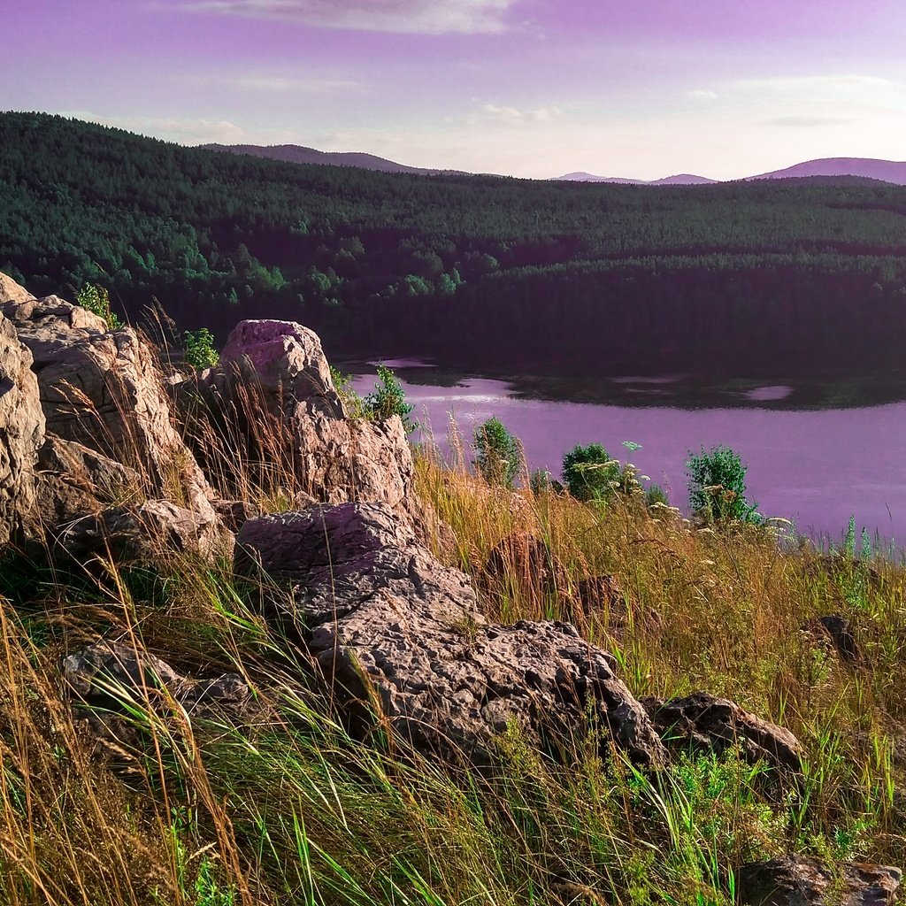 Обои небо, трава, облака, озеро, скалы, лес, гора, the sky, grass, clouds, lake, rocks, forest, mountain разрешение 4160x2340 Загрузить