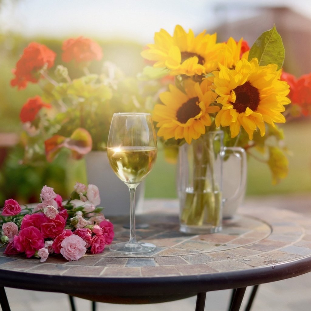 Обои цветы, подсолнух, бокал, букет, ваза, шампанское, гвоздики, flowers, sunflower, glass, bouquet, vase, champagne, clove разрешение 2048x1262 Загрузить