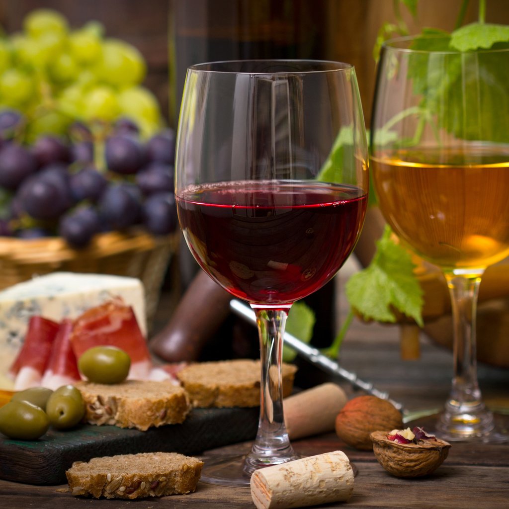 Обои орехи, виноград, сыр, хлеб, вино, бокалы, nuts, grapes, cheese, bread, wine, glasses разрешение 3840x2400 Загрузить