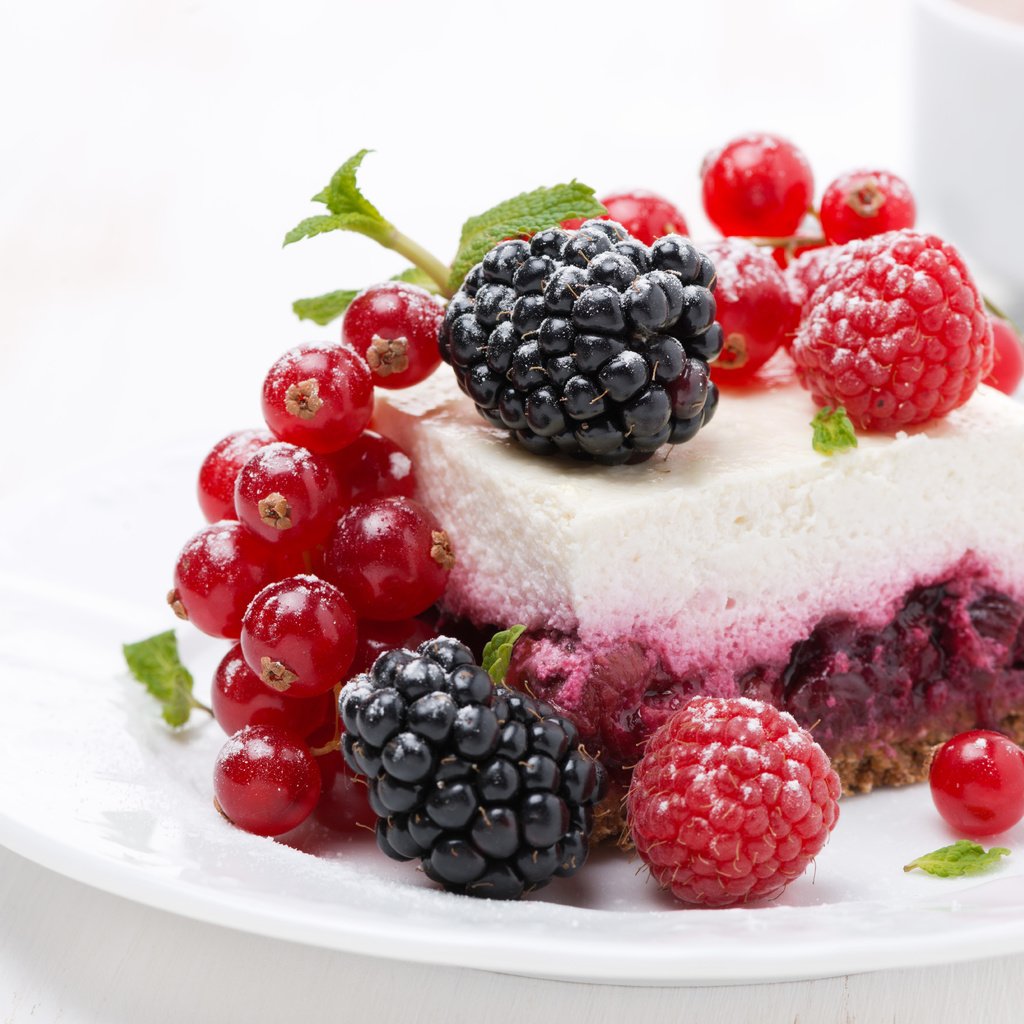 Обои ягоды, 1, красная смородина, ежевика, пирожное, berries, red currant, blackberry, cake разрешение 8000x5339 Загрузить