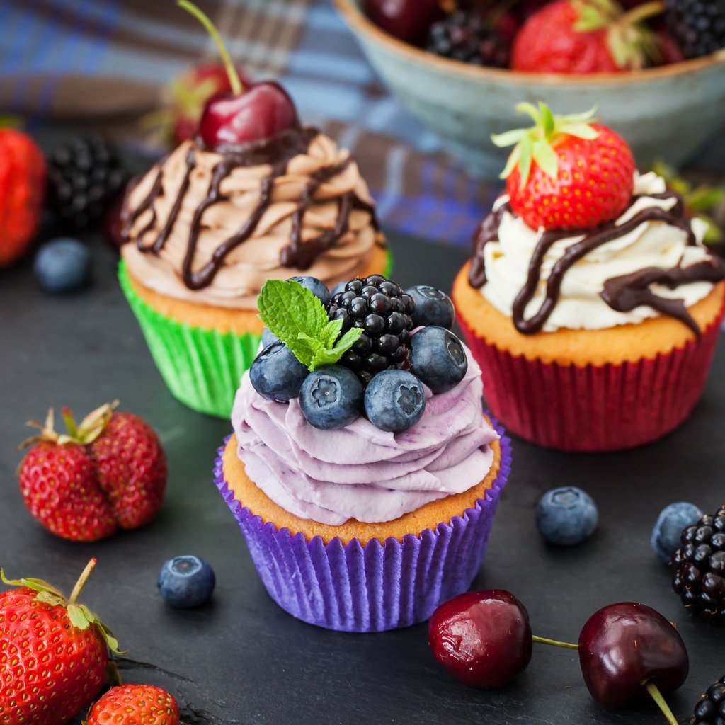 Обои ягоды, шоколад, выпечка, кексы, крем, капкейки, berries, chocolate, cakes, cupcakes, cream разрешение 7000x4664 Загрузить