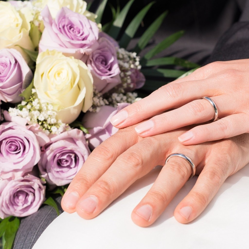 Обои розы, любовь, букет, руки, кольца, свадьба, roses, love, bouquet, hands, ring, wedding разрешение 2560x1600 Загрузить