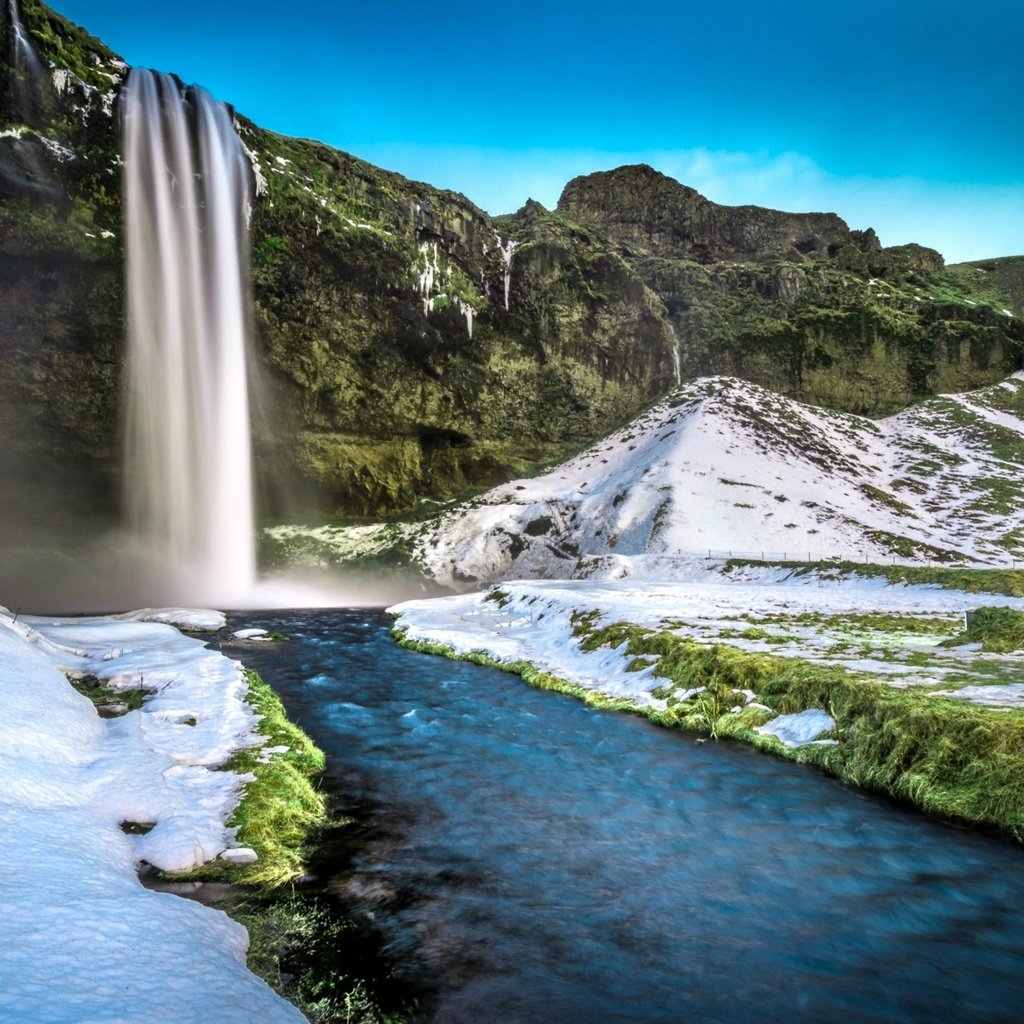 Обои трава, скалы, снег, мост, водопад, исландия, селйяландсфосс, grass, rocks, snow, bridge, waterfall, iceland, seljalandsfoss разрешение 3840x2160 Загрузить