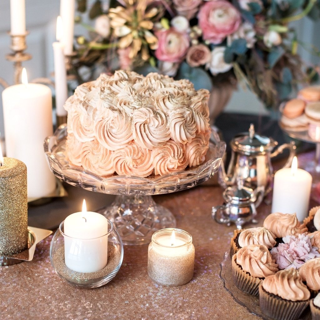 Обои цветы, свечи, стиль, винтаж, торт, пирожные, крем, flowers, candles, style, vintage, cake, cakes, cream разрешение 1920x1240 Загрузить