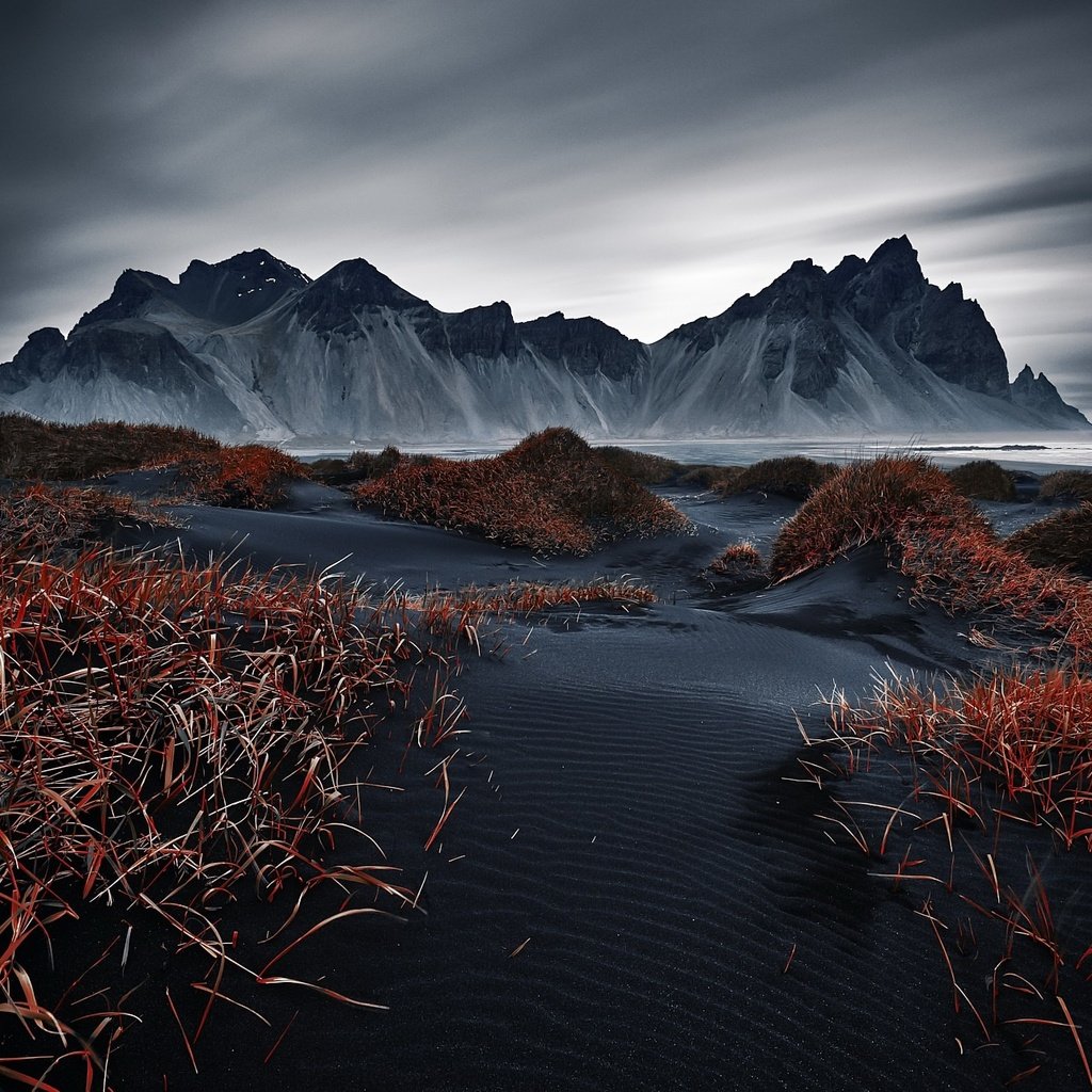 Обои небо, горы, природа, пейзаж, исландия, темно, vestrahorn islande, the sky, mountains, nature, landscape, iceland, dark разрешение 1920x1282 Загрузить