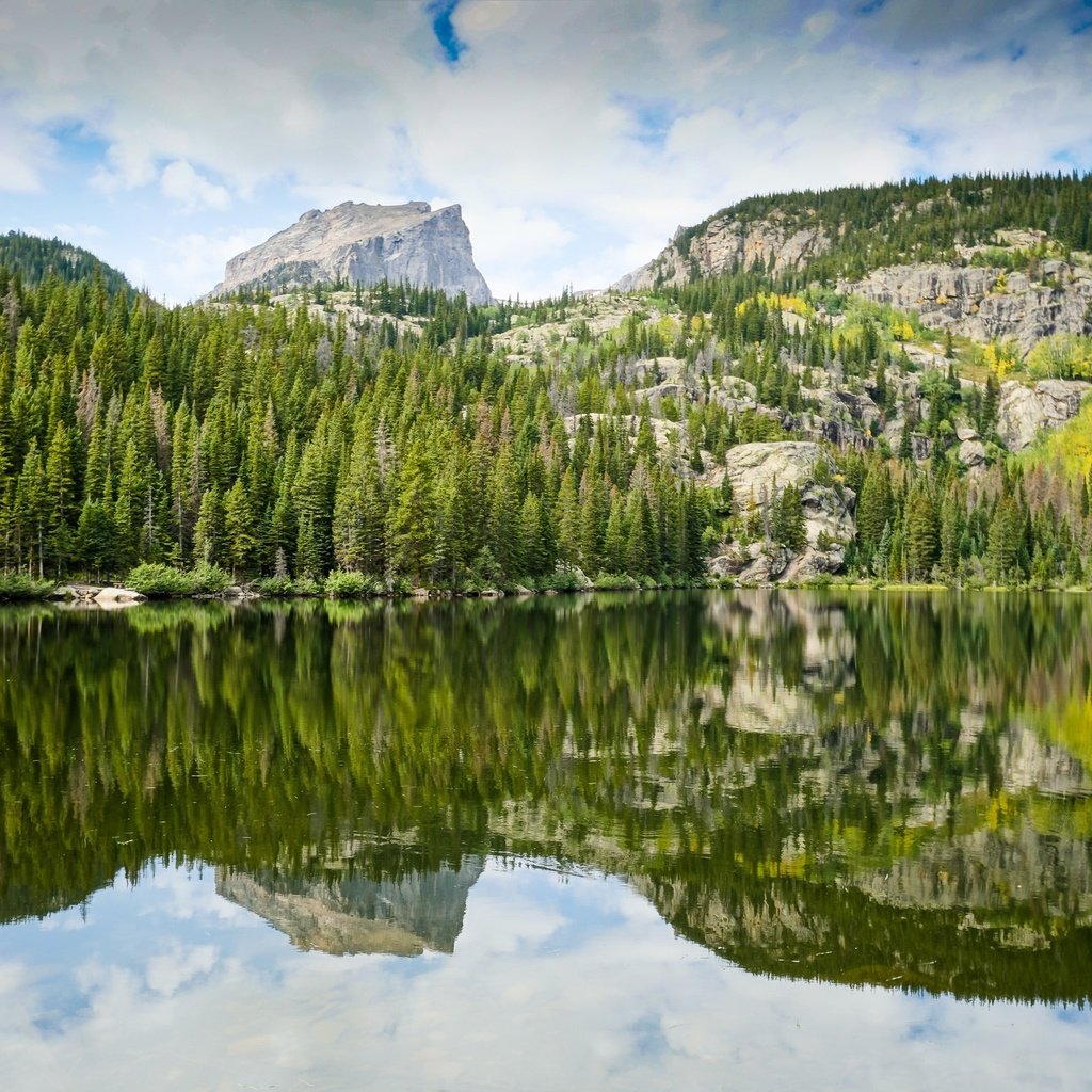 Обои небо, деревья, горы, камни, лес, отражение, водоем, the sky, trees, mountains, stones, forest, reflection, pond разрешение 2048x1365 Загрузить