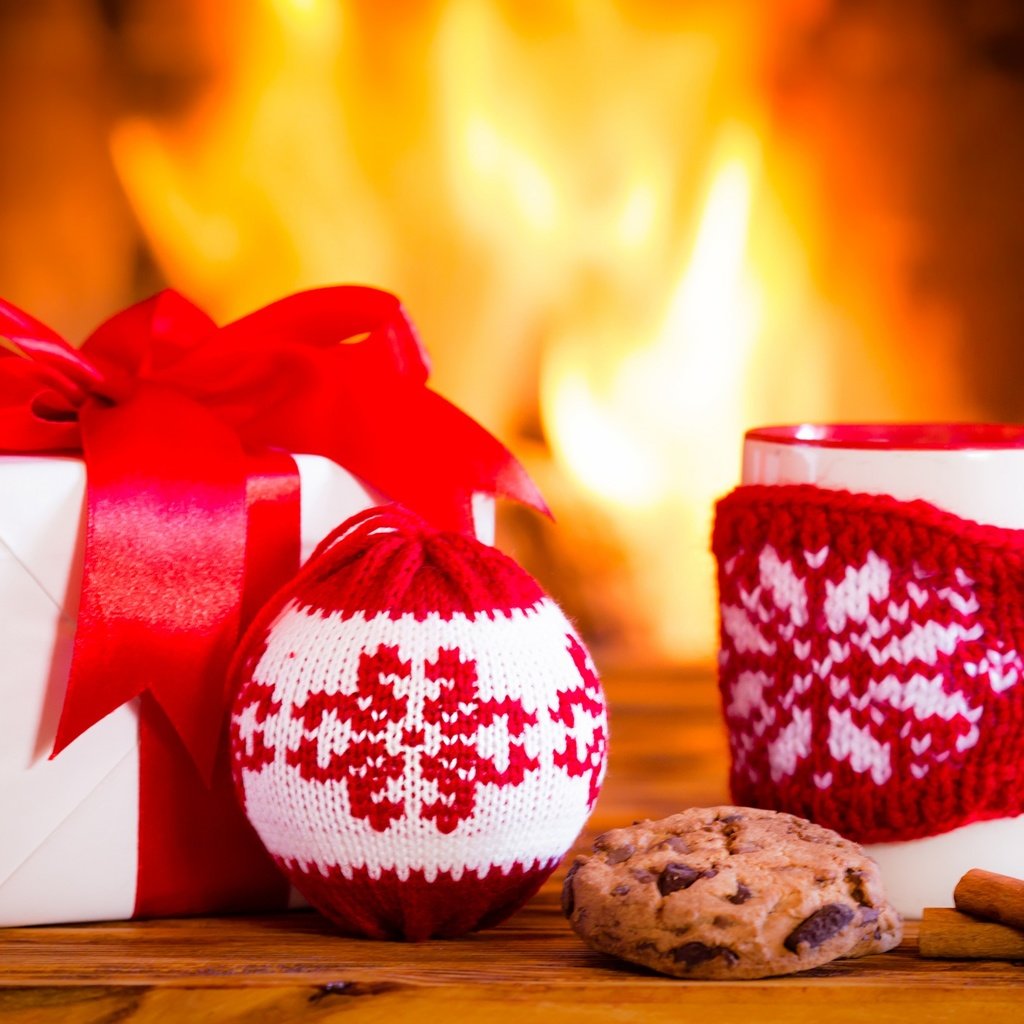 Обои новый год, корица, кружка, камин, подарок, рождество, печенье, new year, cinnamon, mug, fireplace, gift, christmas, cookies разрешение 2880x1800 Загрузить