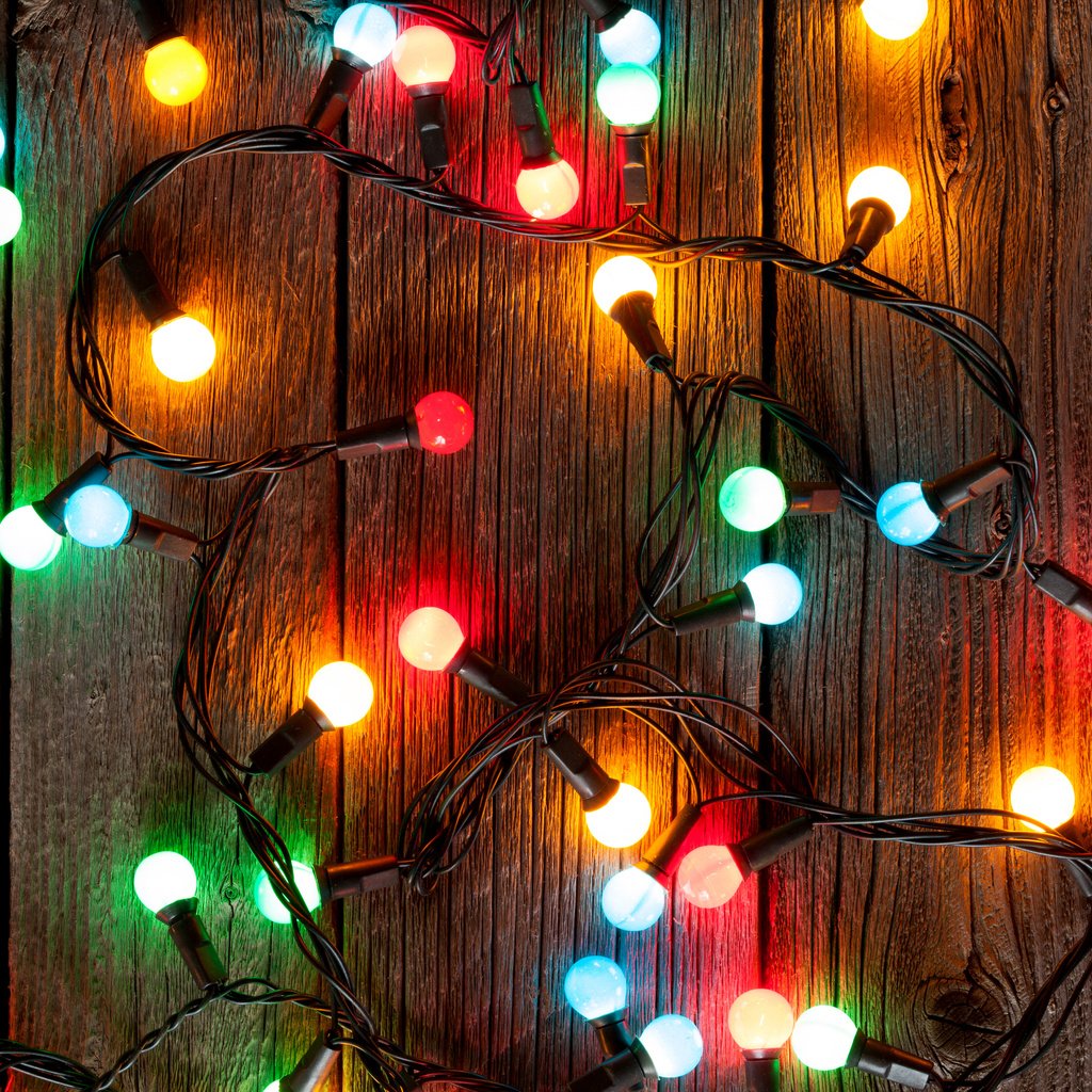 Обои новый год, рождество, огоньки, гирлянда, деревянная поверхность, evgeny karandaev, new year, christmas, lights, garland, wooden surface разрешение 3840x2400 Загрузить