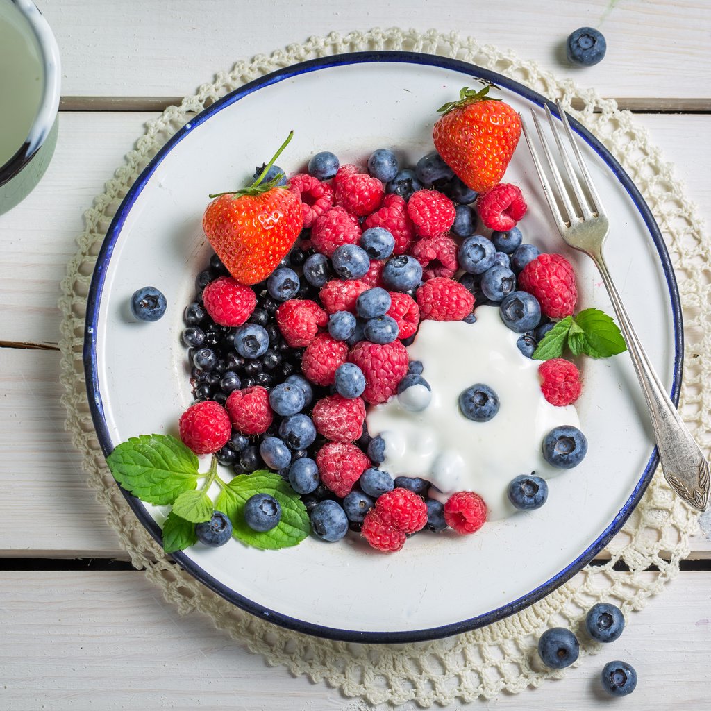 Обои малина, клубника, ягоды, черника, завтрак, йогурт, крем, raspberry, strawberry, berries, blueberries, breakfast, yogurt, cream разрешение 5760x3840 Загрузить