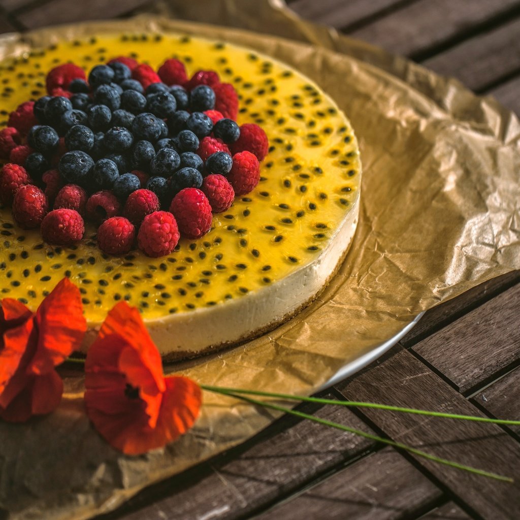 Обои цветы, малина, маки, ягоды, черника, сладкое, торт, десерт, flowers, raspberry, maki, berries, blueberries, sweet, cake, dessert разрешение 2880x1920 Загрузить