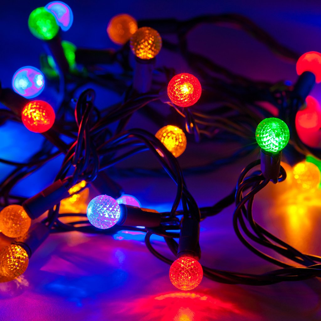 Обои огни, отражение, разноцветные, лампочки, рождество, гирлянда, lights, reflection, colorful, light bulb, christmas, garland разрешение 4256x2832 Загрузить