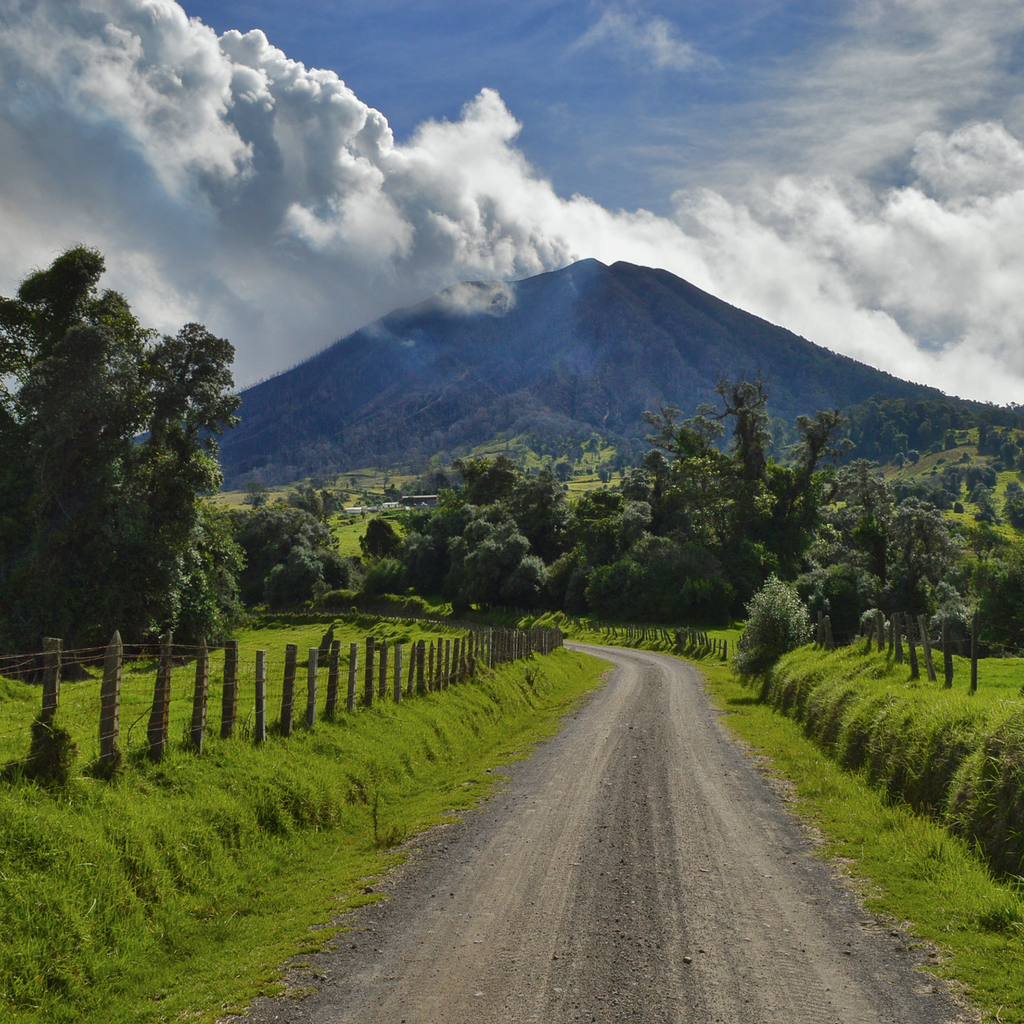 Обои небо, дорога, облака, деревья, природа, забор, вулкан, the sky, road, clouds, trees, nature, the fence, the volcano разрешение 2880x1800 Загрузить