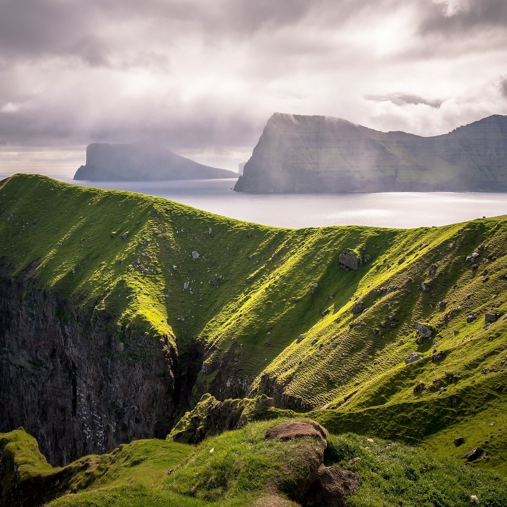 Обои небо, облака, скалы, море, побережье, фарерские острова, the sky, clouds, rocks, sea, coast, faroe islands разрешение 2048x1366 Загрузить