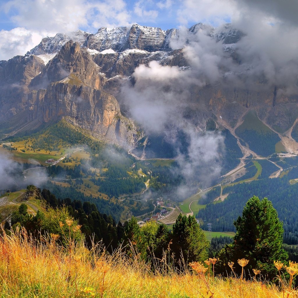 Обои небо, облака, горы, италия, трентино-альто-адидже, santa cristina valgardena, the sky, clouds, mountains, italy, trentino-alto adige / südtirol разрешение 2048x1356 Загрузить