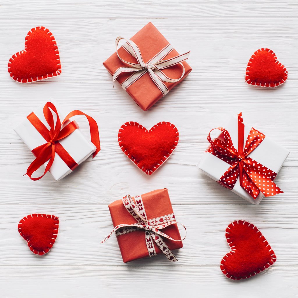 Обои подарки, праздник, сердечки, день святого валентина, декор, gifts, holiday, hearts, valentine's day, decor разрешение 4060x4060 Загрузить