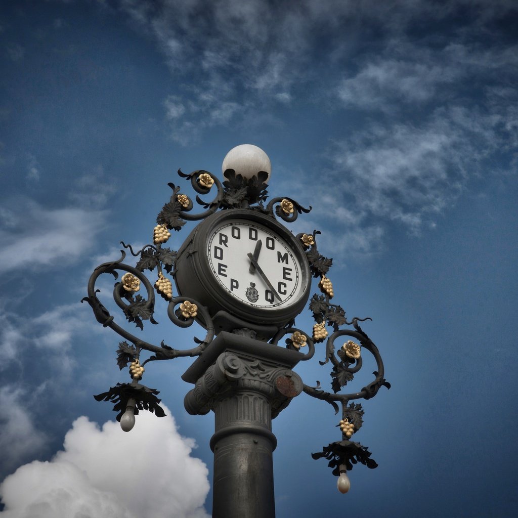 Обои небо, облака, часы, испания, андалусия, pedro domecq clock, херес-де-ла-фронтера, the sky, clouds, watch, spain, andalusia, jerez de la frontera разрешение 2048x1424 Загрузить