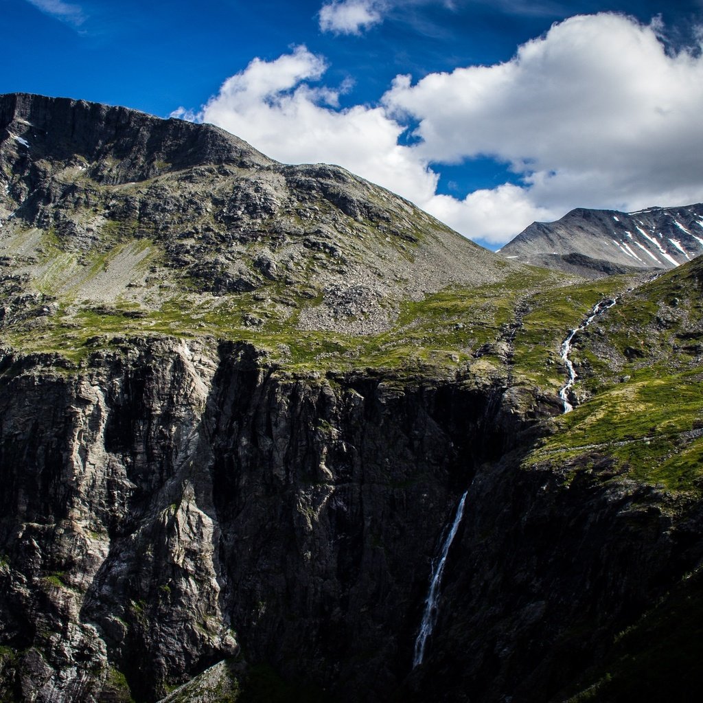 Обои небо, облака, горы, норвегия, горный хребет, trollstigen mountain range, тролльстиген, the sky, clouds, mountains, norway, mountain range разрешение 2048x1235 Загрузить