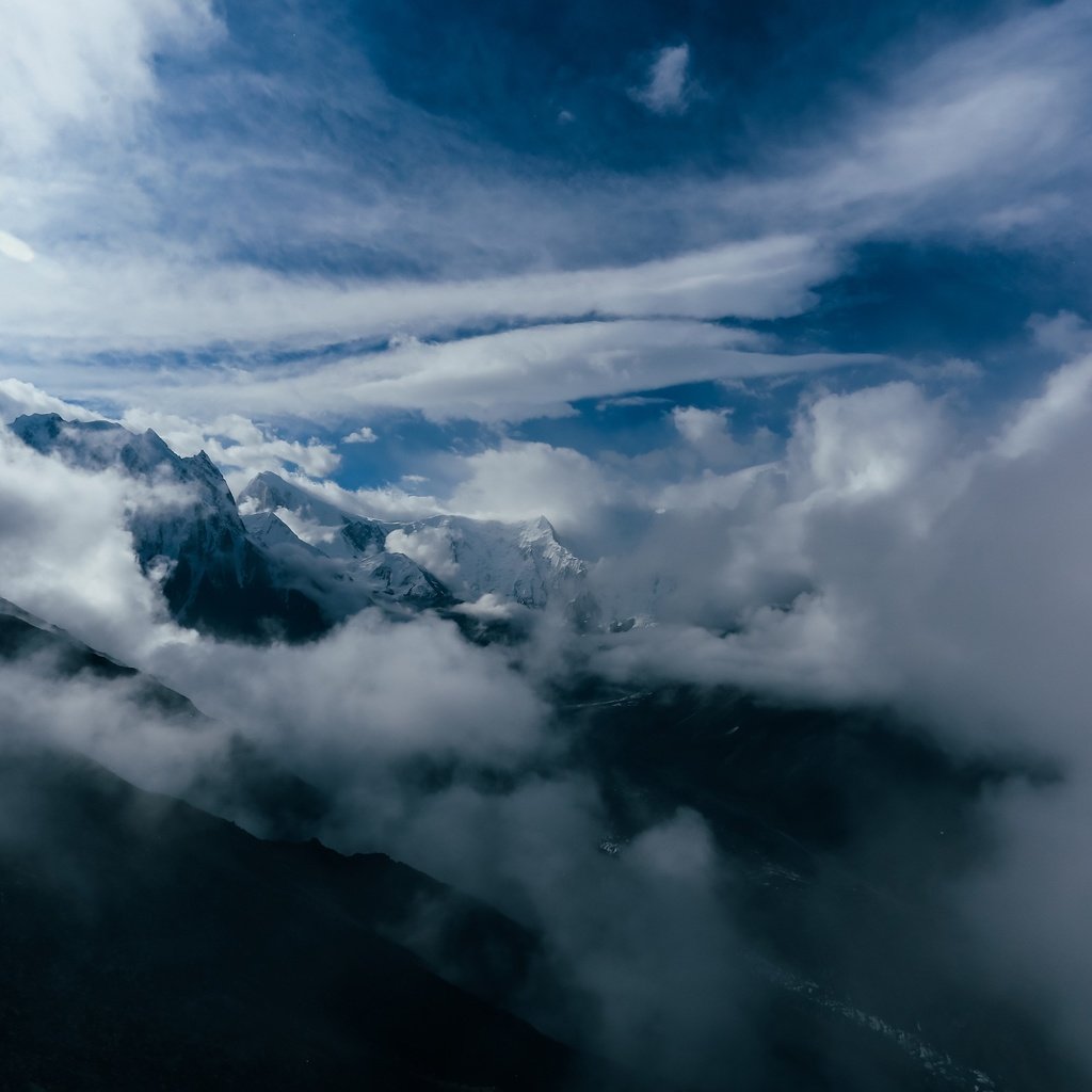 Обои небо, облака, горы, туман, the sky, clouds, mountains, fog разрешение 3840x2484 Загрузить