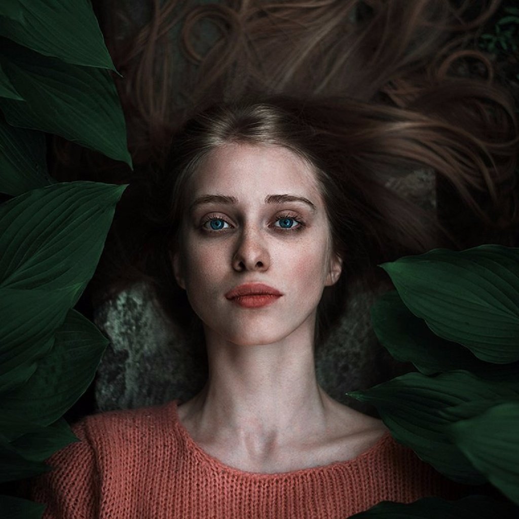 Обои глаза, цветы, зелень, девушка, взгляд, волосы, лицо, eyes, flowers, greens, girl, look, hair, face разрешение 1920x1176 Загрузить