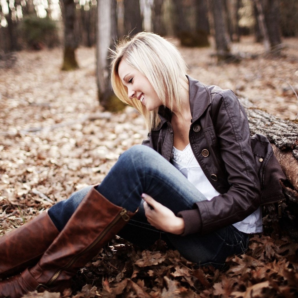 Обои лес, девушка, блондинка, улыбка, бревно, сапоги, forest, girl, blonde, smile, log, boots разрешение 2560x1600 Загрузить