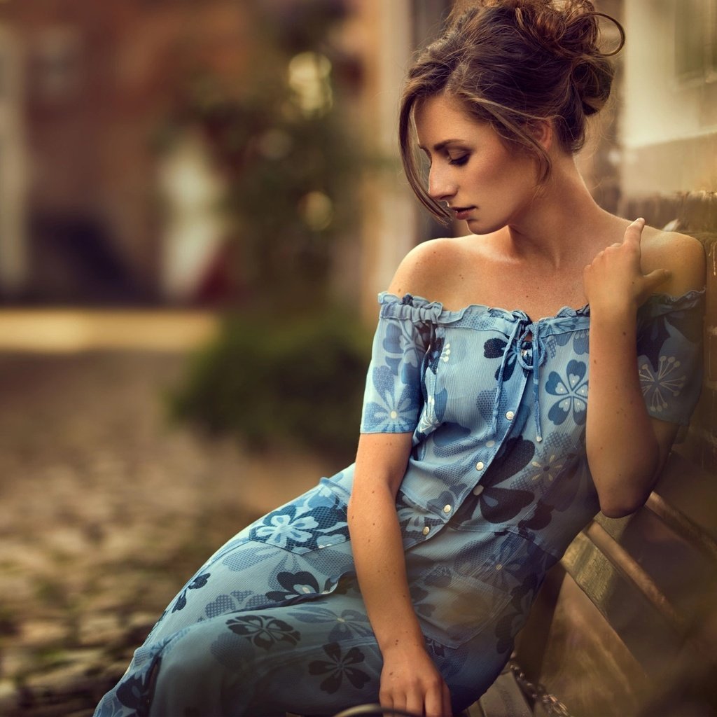 Обои девушка, платье, улица, здания, шатенка, декольте, girl, dress, street, building, brown hair, neckline разрешение 2010x1280 Загрузить