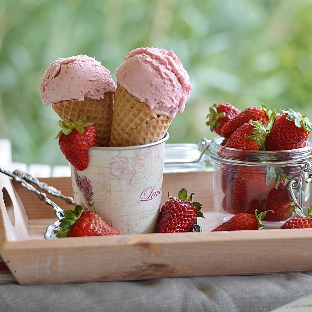 Обои мороженое, клубника, рожок, десерт, ice cream, strawberry, horn, dessert разрешение 2048x1337 Загрузить