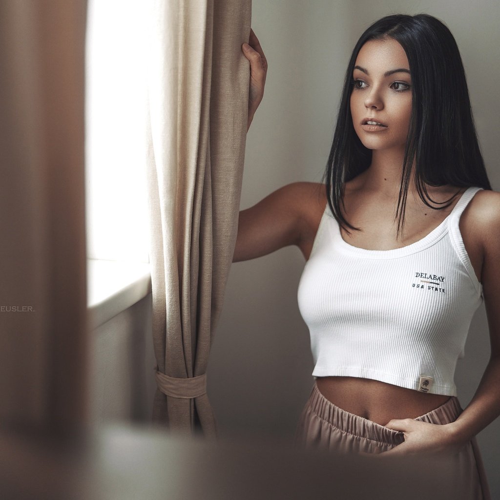 Обои девушка, поза, взгляд, комната, окно, фигура, стоит, girl, pose, look, room, window, figure, is разрешение 2048x1366 Загрузить