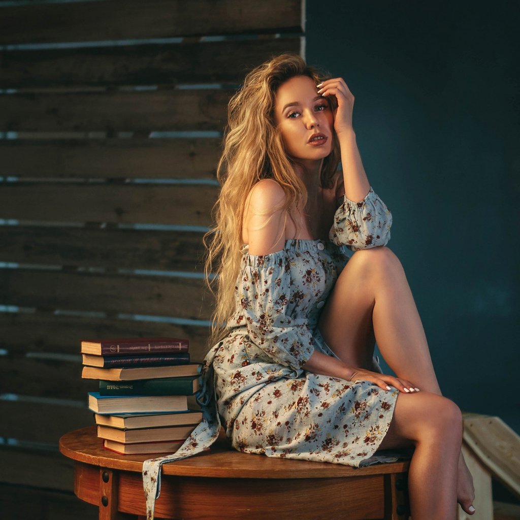 Обои девушка, платье, поза, взгляд, книги, сидит, плечи, girl, dress, pose, look, books, sitting, shoulders разрешение 2112x1188 Загрузить