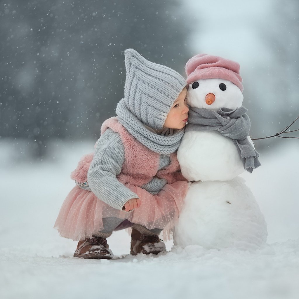 Обои снег, зима, девочка, снеговик, друзья, по секрету, snow, winter, girl, snowman, friends, secret разрешение 1920x1080 Загрузить