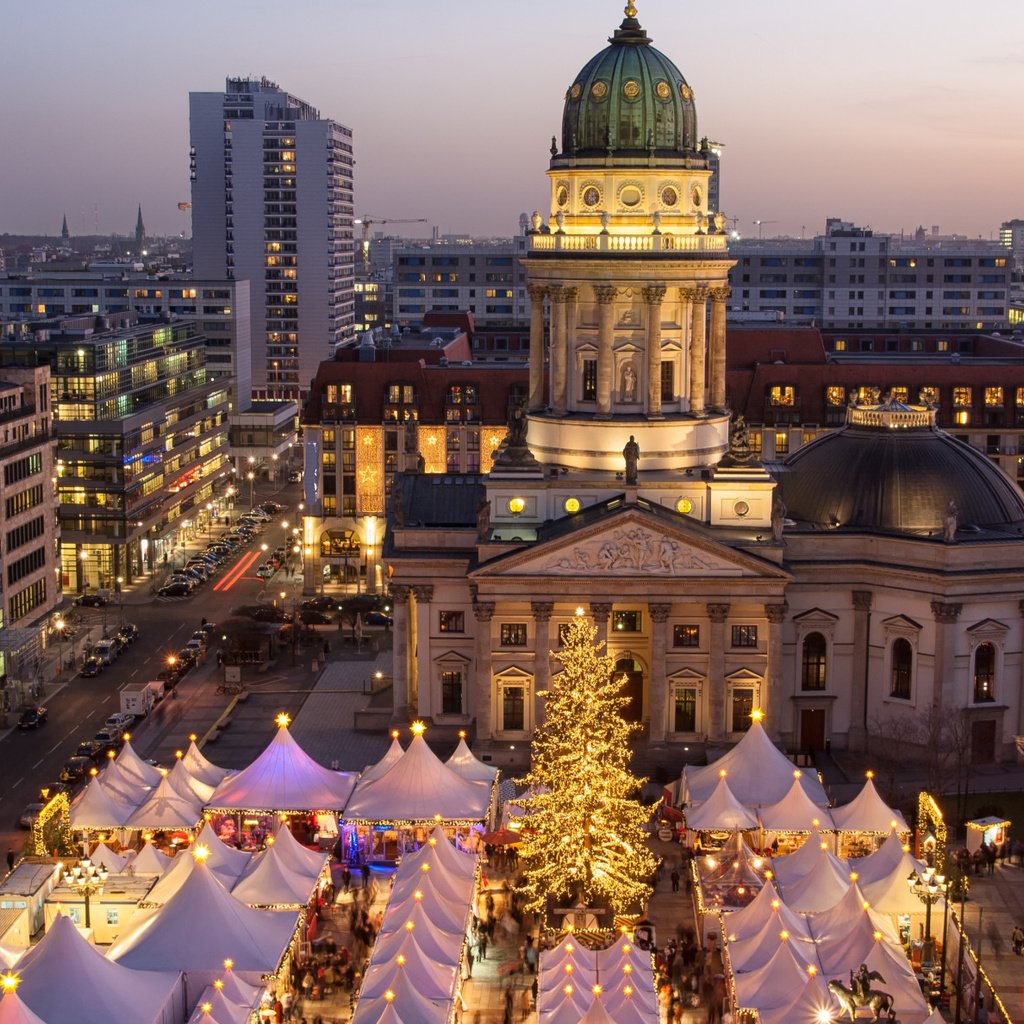 Обои огни, рождество, новый год, xmas, берлин, елка, дезайн, украшения, ноч, города, счастливого рождества, город, улица, игрушки, lights, christmas, new year, berlin, tree, design, decoration, night, city, merry christmas, the city, street, toys разрешение 2112x1188 Загрузить