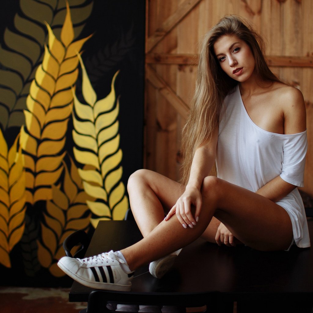 Обои девушка, поза, взгляд, плечо, кроссовки, длинные волосы, girl, pose, look, shoulder, sneakers, long hair разрешение 2112x1188 Загрузить