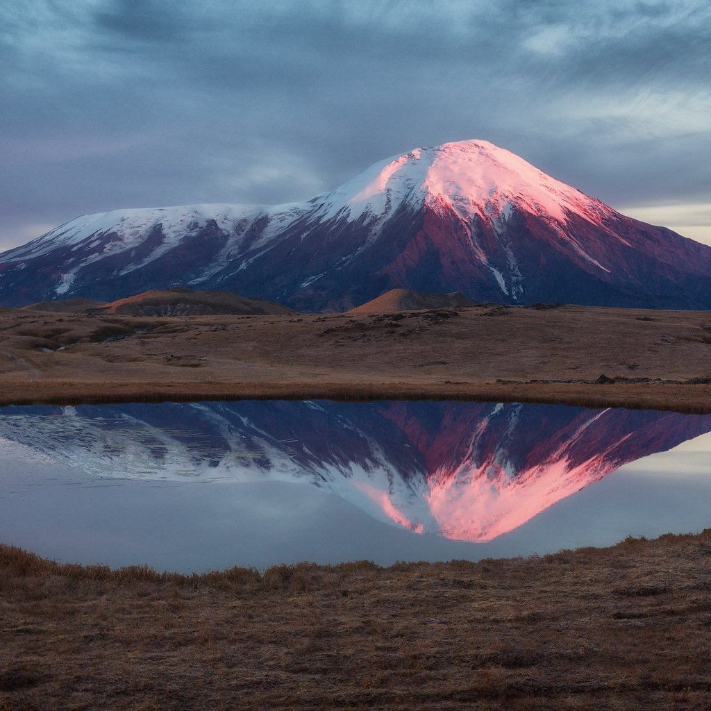 Обои озеро, пейзаж, камчатка, вулкан, lake, landscape, kamchatka, the volcano разрешение 1920x1280 Загрузить