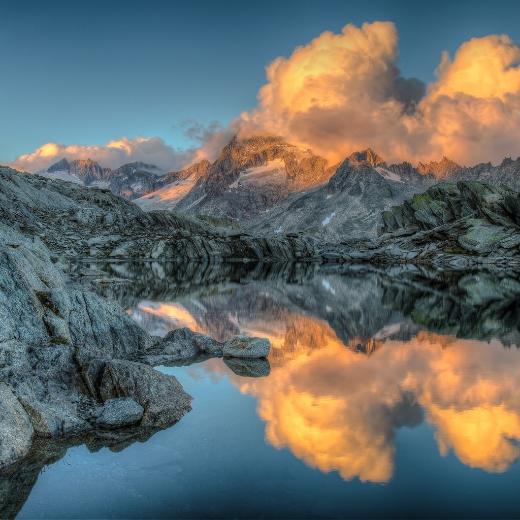 Обои небо, облака, озеро, горы, природа, отражение, the sky, clouds, lake, mountains, nature, reflection разрешение 2048x1365 Загрузить