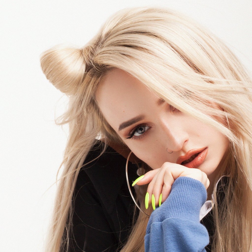 Обои девушка, kim petras, ким петрас, блондинка, взгляд, волосы, певица, макияж, немецкая, маникюр, girl, blonde, look, hair, singer, makeup, german, manicure разрешение 3744x2106 Загрузить