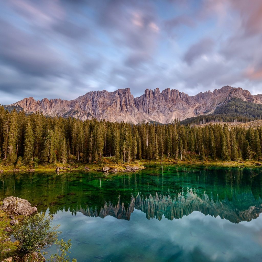 Обои небо, отражение, облака, италия, деревья, lago di carezza, lake carezza, вода, карецца, озеро, горы, скалы, лес, the sky, reflection, clouds, italy, trees, water, lake, mountains, rocks, forest разрешение 3840x2160 Загрузить