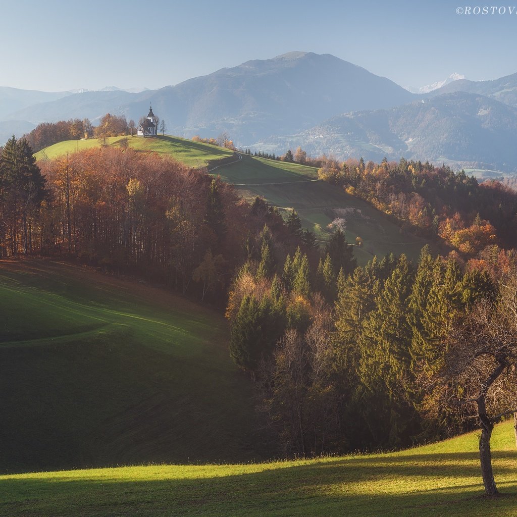 Обои деревья, горы, солнце, лес, вид, осень, церковь, trees, mountains, the sun, forest, view, autumn, church разрешение 2000x1500 Загрузить