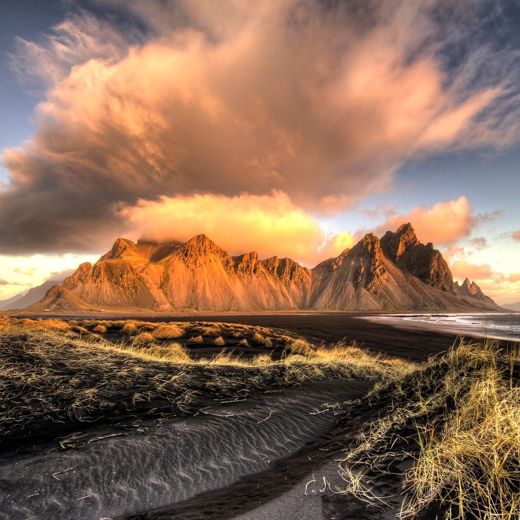 Обои небо, облака, горы, солнце, залив, исландия, stokksnes, the sky, clouds, mountains, the sun, bay, iceland разрешение 2047x1274 Загрузить