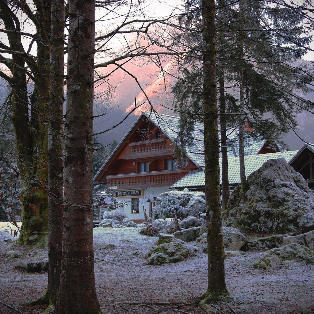 Обои горы, снег, лес, зима, дом, домик, особняк, коттедж, mountains, snow, forest, winter, house, mansion, cottage разрешение 3840x2160 Загрузить