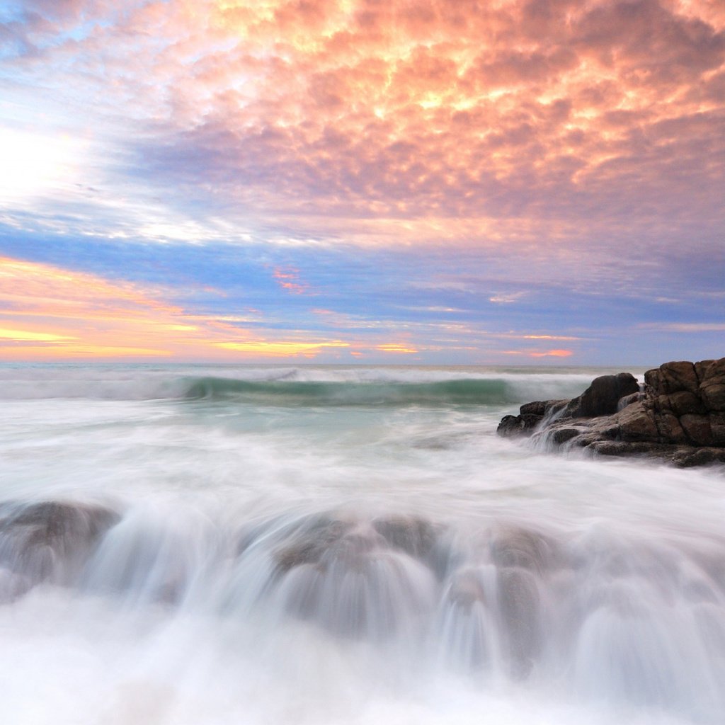 Обои небо, лето, камни, берег, волны, закат, море, песок, пляж, the sky, summer, stones, shore, wave, sunset, sea, sand, beach разрешение 2112x1188 Загрузить