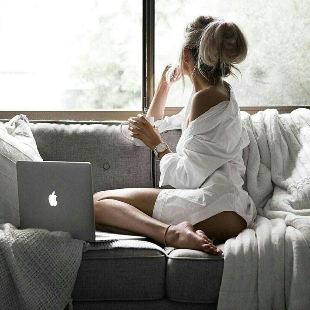 Обои девушка, кофе, окно, диван, ноутбук, girl, coffee, window, sofa, laptop разрешение 1920x1855 Загрузить