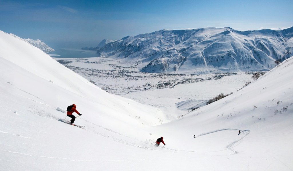 Обои горы, снег, спуск, скорость, долина, лыжи, mountains, snow, the descent, speed, valley, ski разрешение 2560x1600 Загрузить