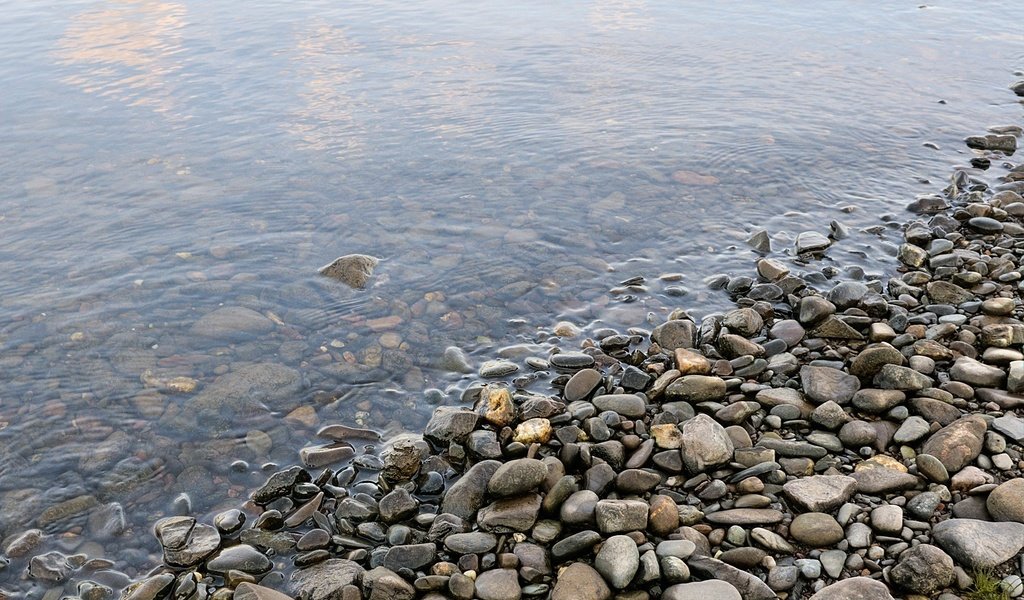 Обои вода, камни, берег, галька, камени, water, stones, shore, pebbles, kameni разрешение 2000x1333 Загрузить