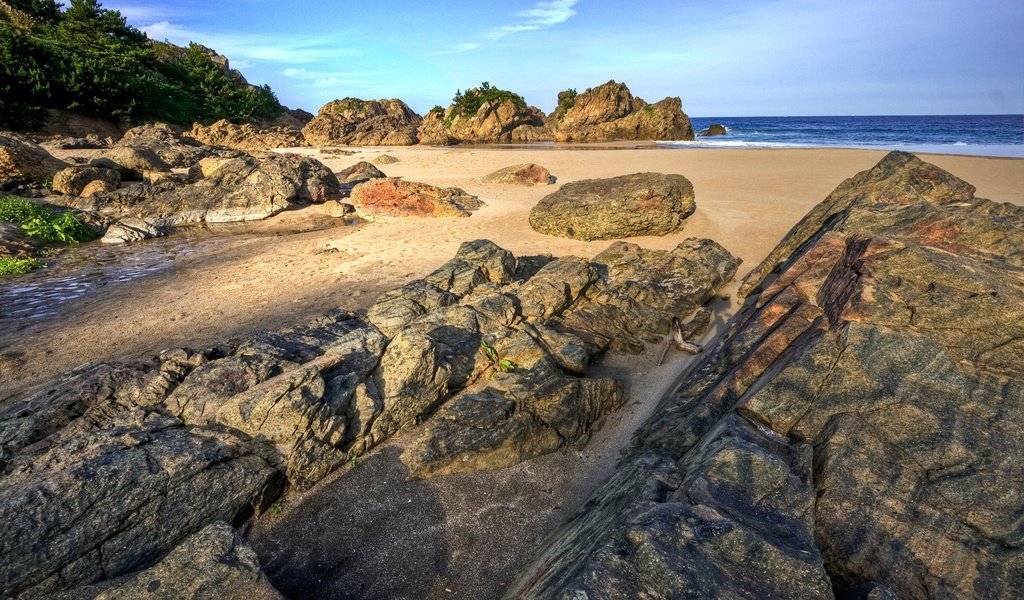 Обои камни, море, песок, пляж, stones, sea, sand, beach разрешение 2560x1600 Загрузить