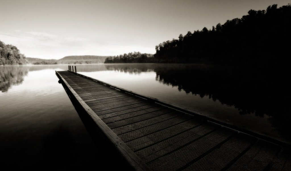 Обои вода, холмы, мостик, лес, отражения, пирс, чёрно-белое, причал, water, hills, the bridge, forest, reflection, pierce, black and white, pier разрешение 1920x1200 Загрузить