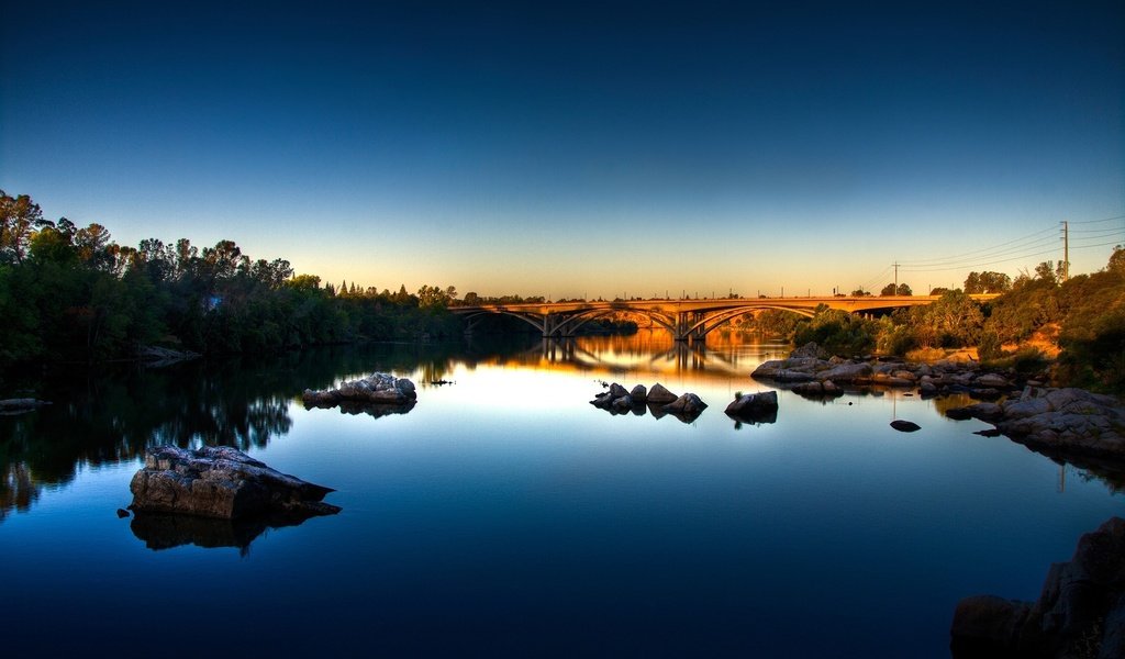 Обои небо, река, камни, отражение, синий, утро, мост, калифорния, the sky, river, stones, reflection, blue, morning, bridge, ca разрешение 1920x1200 Загрузить