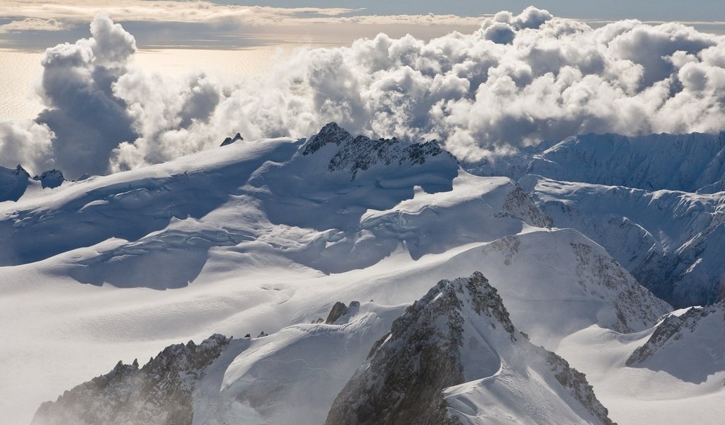 Обои облака, горы, снег, вершины, clouds, mountains, snow, tops разрешение 1920x1200 Загрузить