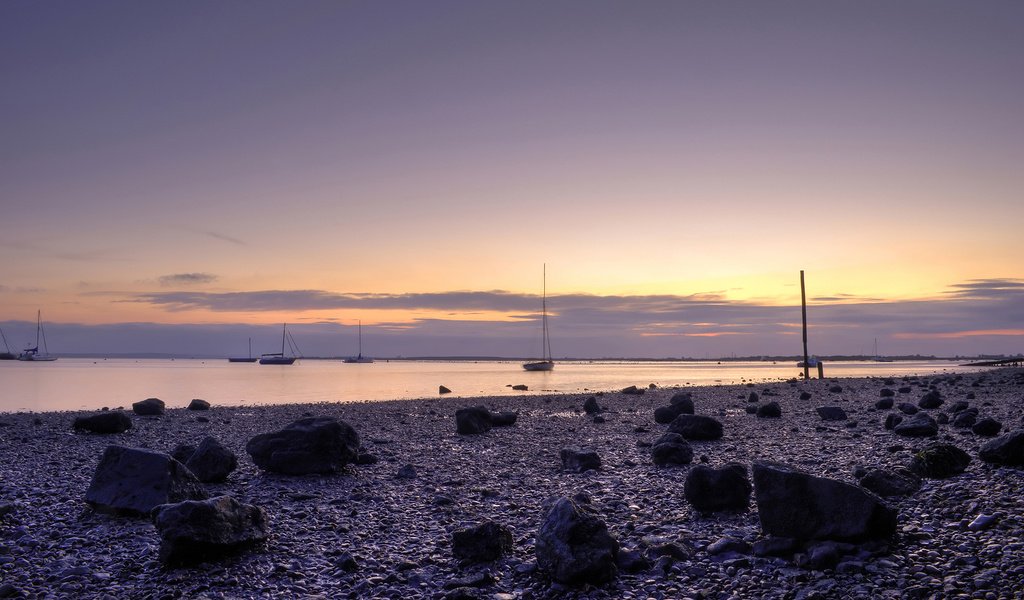 Обои небо, вода, камни, берег, закат, лодки, океан, the sky, water, stones, shore, sunset, boats, the ocean разрешение 2560x1600 Загрузить