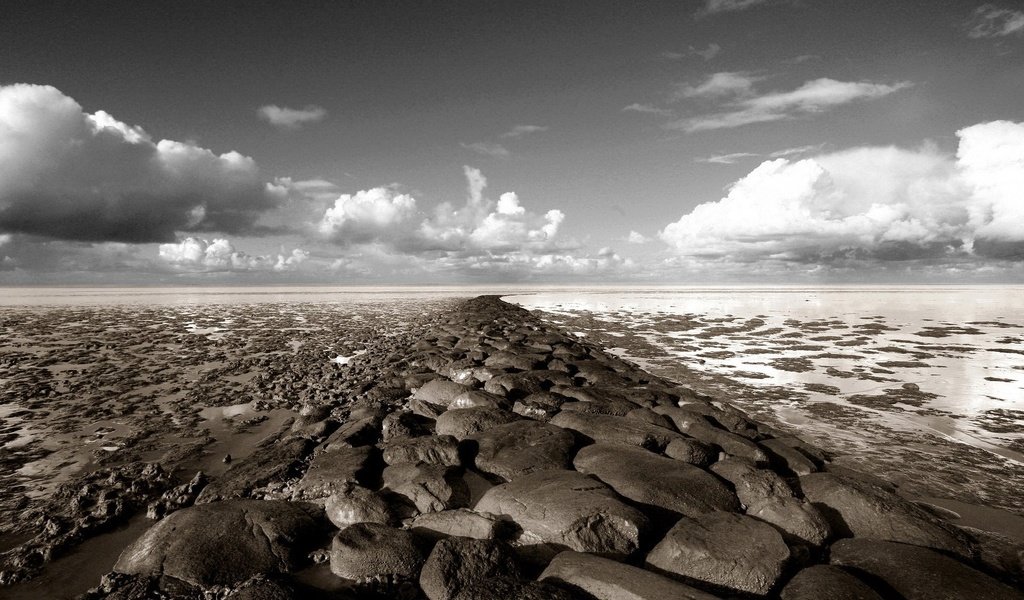 Обои облака, камни, горизонт, clouds, stones, horizon разрешение 1920x1440 Загрузить