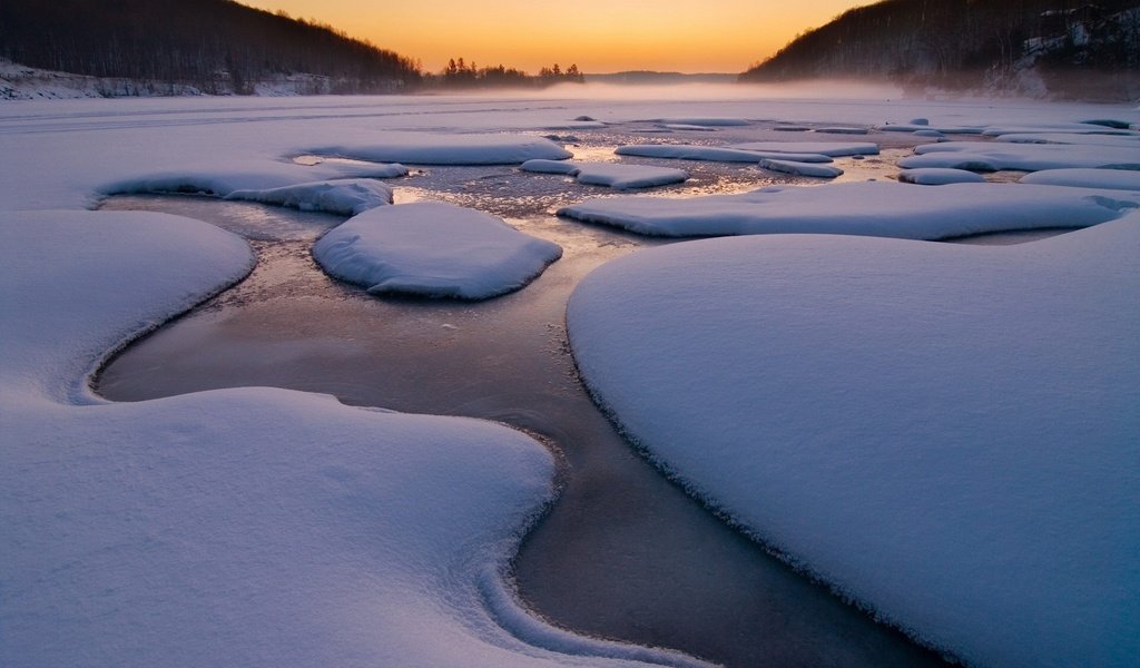 Обои снег, зима, ручей, туман, snow, winter, stream, fog разрешение 1920x1440 Загрузить