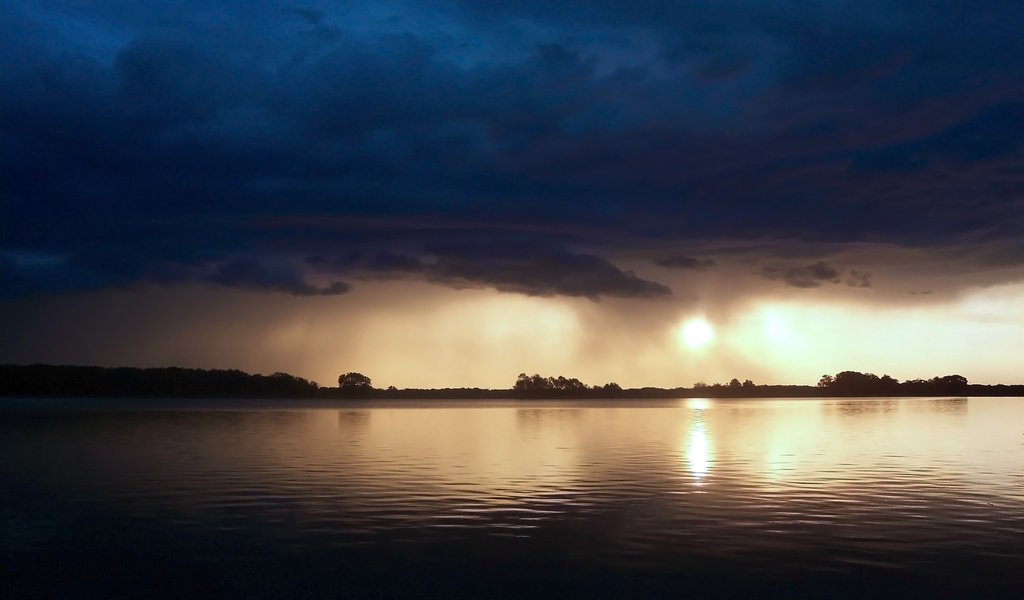 Обои облака, закат, море, ominous, clouds, sunset, sea разрешение 2560x1600 Загрузить